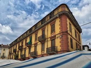mercato a Saluzzo con cielo variabile