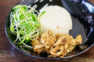Steamed rice and fried chicken with garlic.
