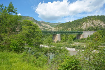 Fototapeta na wymiar Eisenbahnbrücke über die Drome