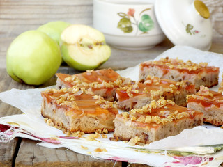 cake with apples, jelly and caramelized flakes