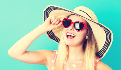 Naklejka premium Happy young woman wearing hat and sunglasses