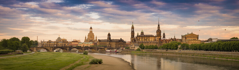 Panorama mit Frauenkirche in Dresden - obrazy, fototapety, plakaty