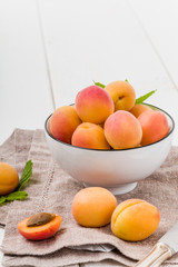 Aprikosen in einer Schale