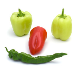 Зеленый и красный перец лежат на белом фоне в виде лица