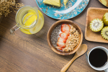 Yogurt granola and infused water