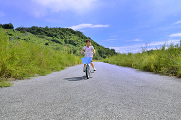 Obraz premium 自転車に乗る女の子