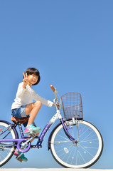 Fototapeta premium 自転車に乗る女の子