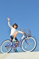 Obraz na płótnie Canvas 自転車に乗る女の子