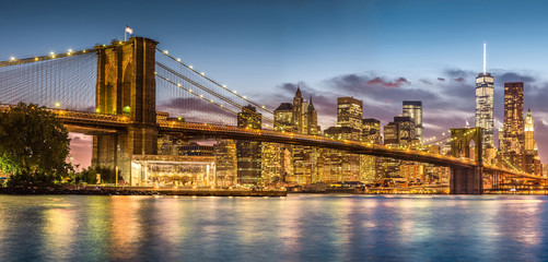 Brooklyn Bridge met zonsondergang vanaf Brooklyn Bridge park
