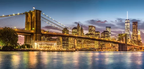 Rolgordijnen Brooklyn Bridge Brooklyn Bridge met zonsondergang vanaf Brooklyn Bridge park