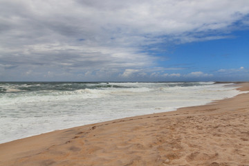 Obraz premium The Atlantic Ocean. Beach in cloudy day