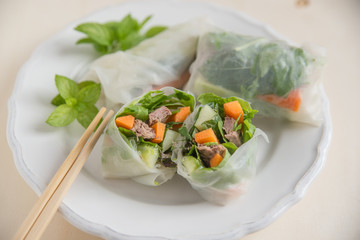 Asiatische Reispapier Rollen mit Rindfleisch und Gemüse 