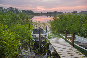 Wschód słońca nad jeziorem © Mike Mareen