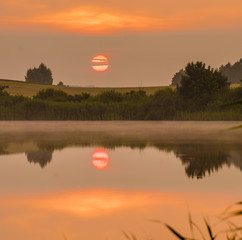 Wschód słońca nad jeziorem © Mike Mareen