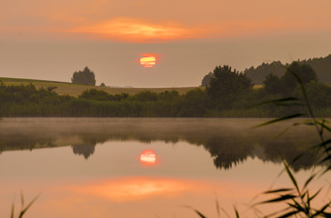 Wschód słońca nad jeziorem © Mike Mareen