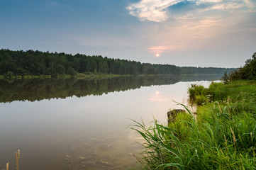 летний пейзаж на туманном берегу реки на закате дня, Россия, Урал
