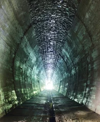 Tableaux ronds sur plexiglas Tunnel À l& 39 intérieur d& 39 un tunnel sale