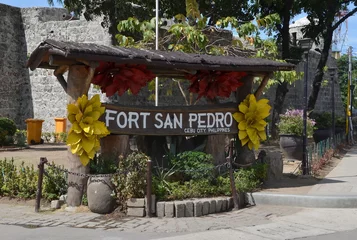 Lichtdoorlatende rolgordijnen zonder boren Vestingwerk Entrance to Fort San Pedro in Cebu, Philippines. Signboard