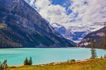  Lake Louise is surrounded by glaciers