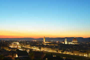 Fototapeta na wymiar Il sole tramonta su Firenze