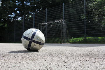 Ball an einem öffentlichen Bolzplatz