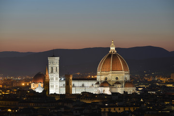 Fototapeta na wymiar Duomo di Firenze di notte