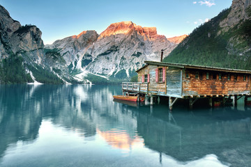 Bootshaus in den Dolomiten am Bergsee
