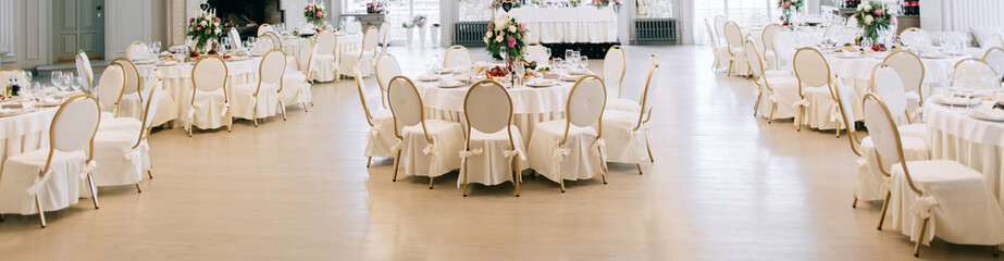 Elegant wedding reception white table arrangement, floral centerpiece decoration, restaurant