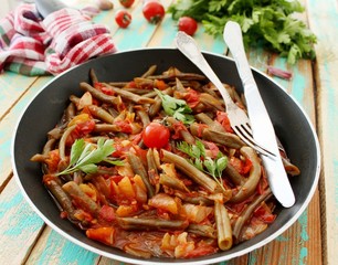 green beans with tomatoes and onions in Turkish