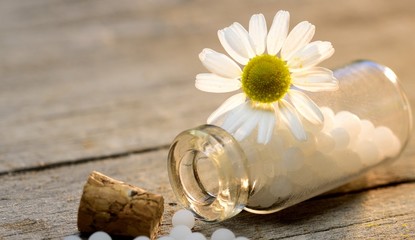  Globuli mit Kamille auf in Fläschchen