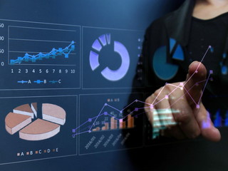 ビジネスイメージ　女性とグラフ