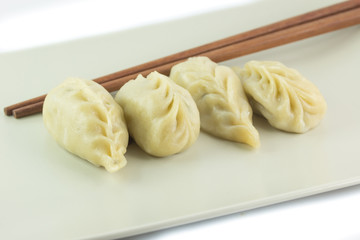 Ravioli di verdure al vapore e bacchette