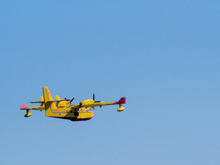 Löschflugzeug im Einsatz bei Waldbrand 