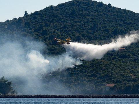 Löschflugzeug im Einsatz bei Waldbrand 