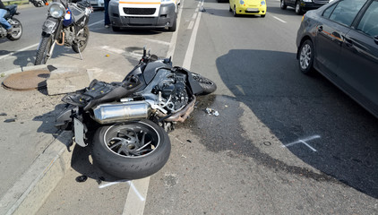 Obraz premium Wypadek motocyklowy na drodze miasta