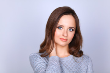 Naklejka premium Portrait of an attractive fashionable young brunette woman
