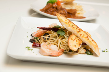  spicy spaghetti with shrimp and garlic bread