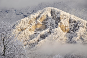 Montagne sous la neige et nuages