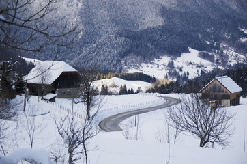 La route de montagne l'hiver