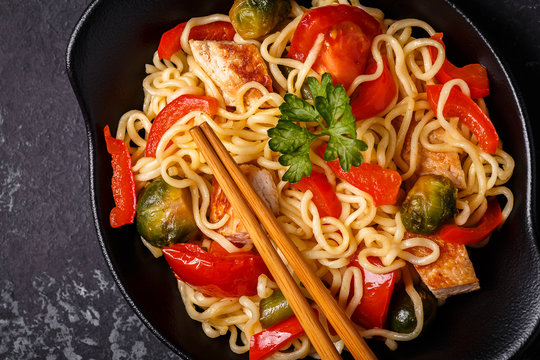 Asian noodles with vegetables and chicken.