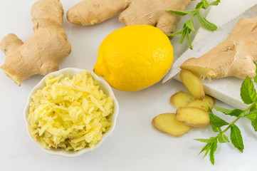 Raw ginger root, lemon and parsley