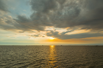 Obraz premium Colorful cloud, sky and sea during sunset