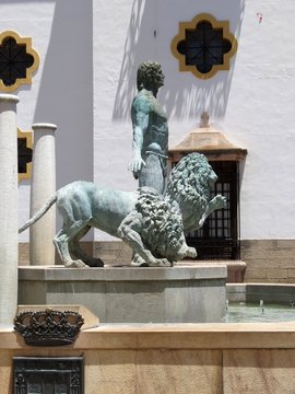 Espagne - Andalousie - Ronda - Fontaine place del socorro Hercule et ses lions
