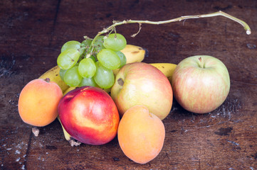 Frutta fresca in primo piano su tavolo antico