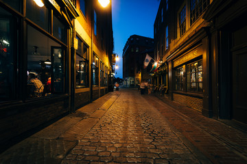 Fototapeta na wymiar The beautiful cobblestone Marshall Street at night, in Boston, M