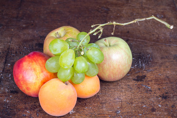 Frutta fresca in primo piano su tavolo antico