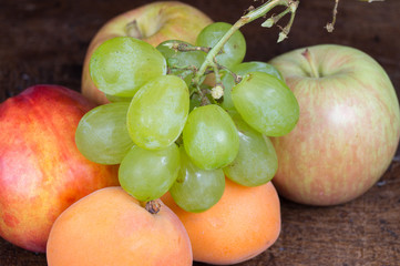 Frutta fresca in primo piano su tavolo antico