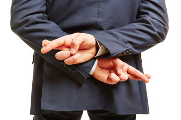 Geschäftsmann kreuzt Finger hinter Rücken