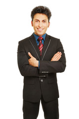 Lächelnder Manager mit verschränkten Armen