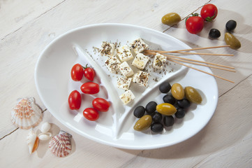 piatto con antipasto mediterraneo